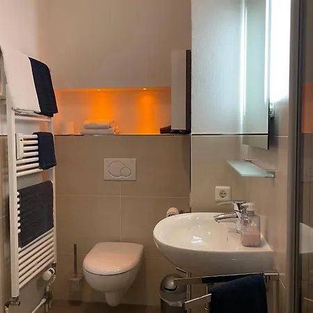 Auf Halbinsel In Direkter Ufernaehe