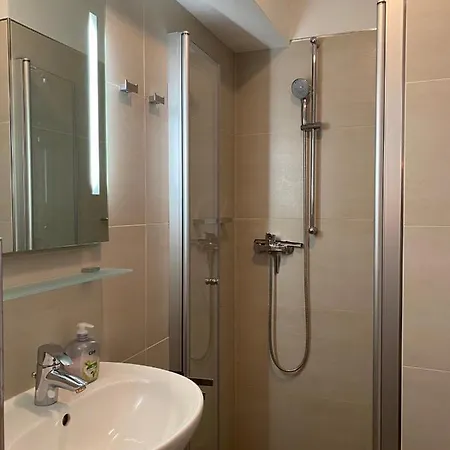 Auf Halbinsel In Direkter Ufernaehe *