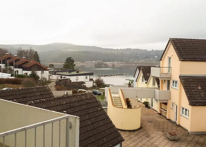 Auf Halbinsel In Direkter Ufernaehe *