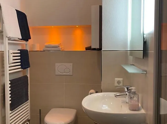 Auf Halbinsel In Direkter Ufernaehe