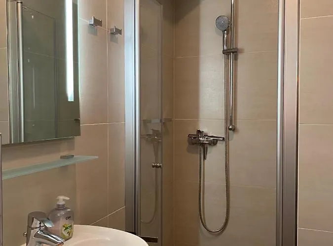 Auf Halbinsel In Direkter Ufernaehe *